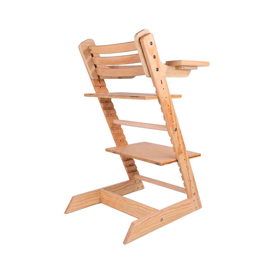 Silla Stokke de madera con acabado natural, vista frontal, fondo blanco