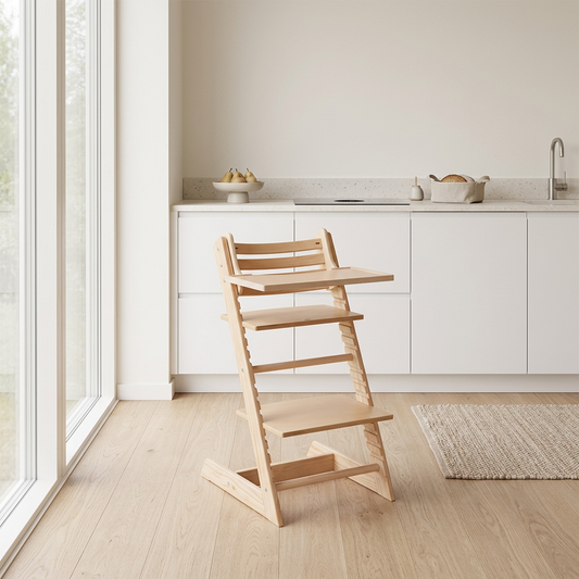 Silla Stokke de madera para niños junto a barra de cocina