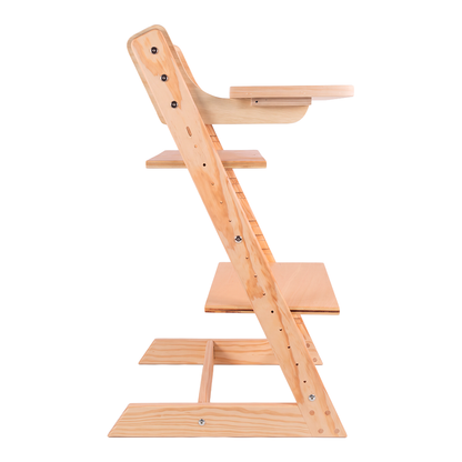 Vista de perfil de silla Stokke de madera para niños, fondo blanco
