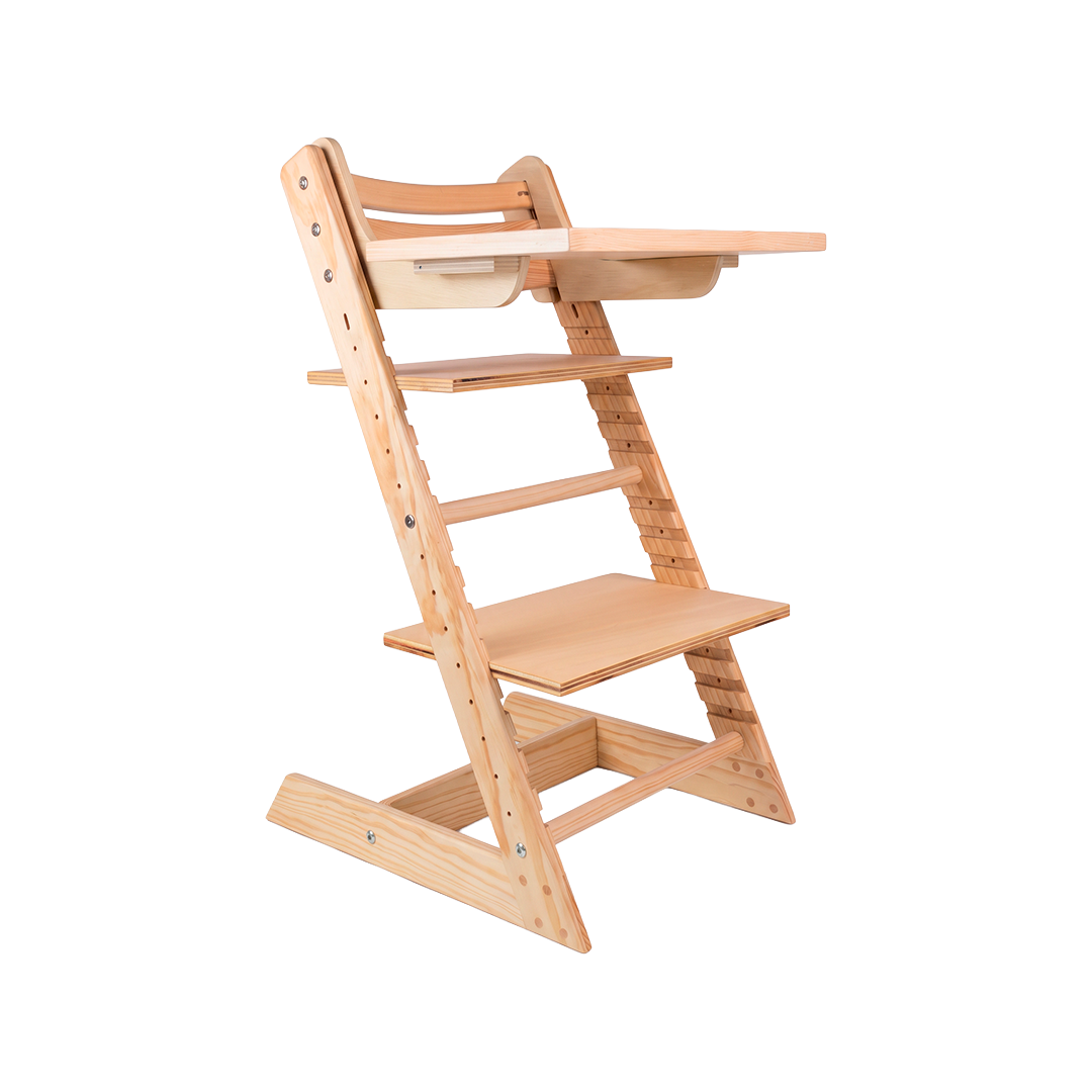 Vista en ángulo de silla Stokke mostrando estructura y reposapiés ajustable