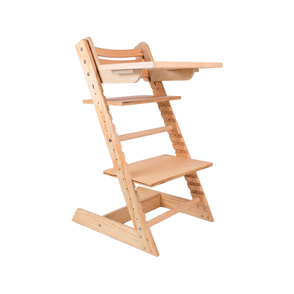 Vista en ángulo de silla Stokke mostrando estructura y reposapiés ajustable