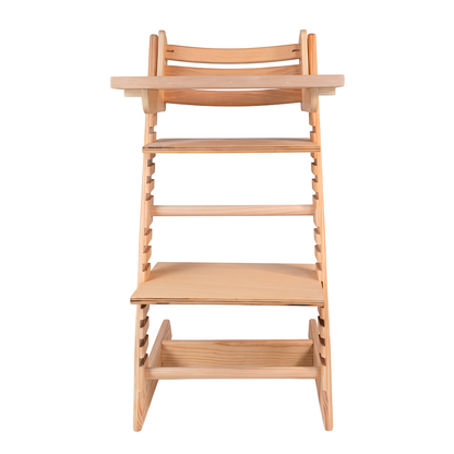 Vista frontal de silla Stokke de madera para niños con reposapiés ajustable