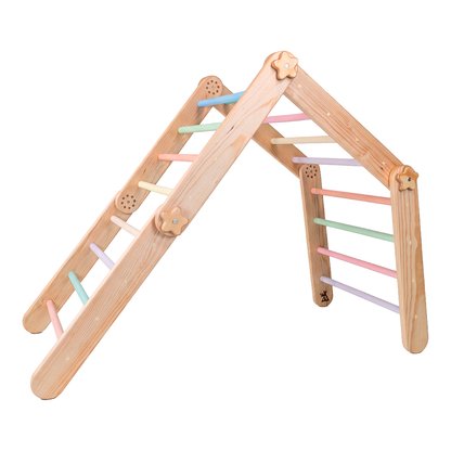 Triángulo Pikler Evolutivo de madera conectado a rampa de juego