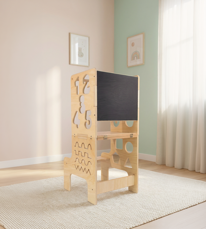 Torre de aprendizaje de madera natural con pizarrón junto a ventana, en cuarto infantil