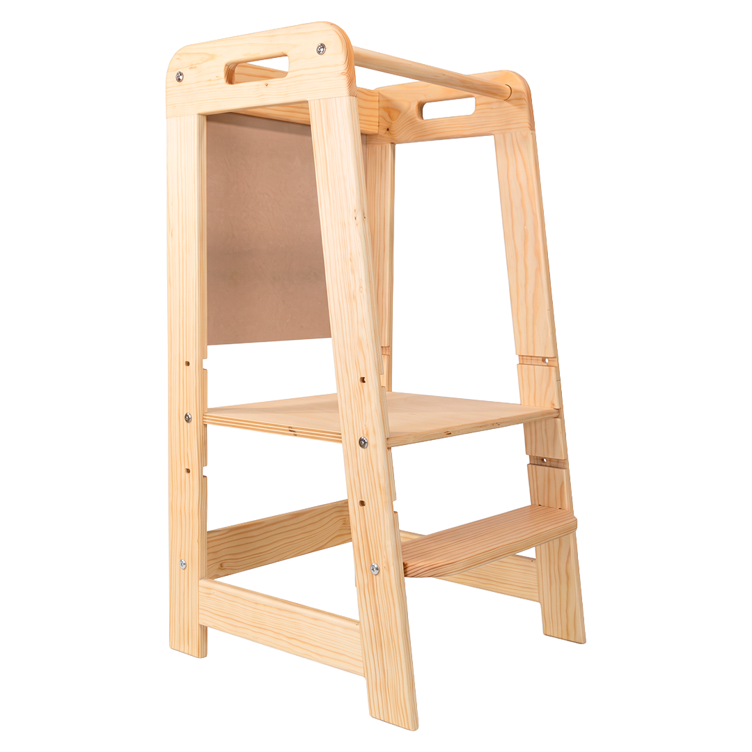 Estructura de torre de aprendizaje multinivel de madera resistente, fondo blanco