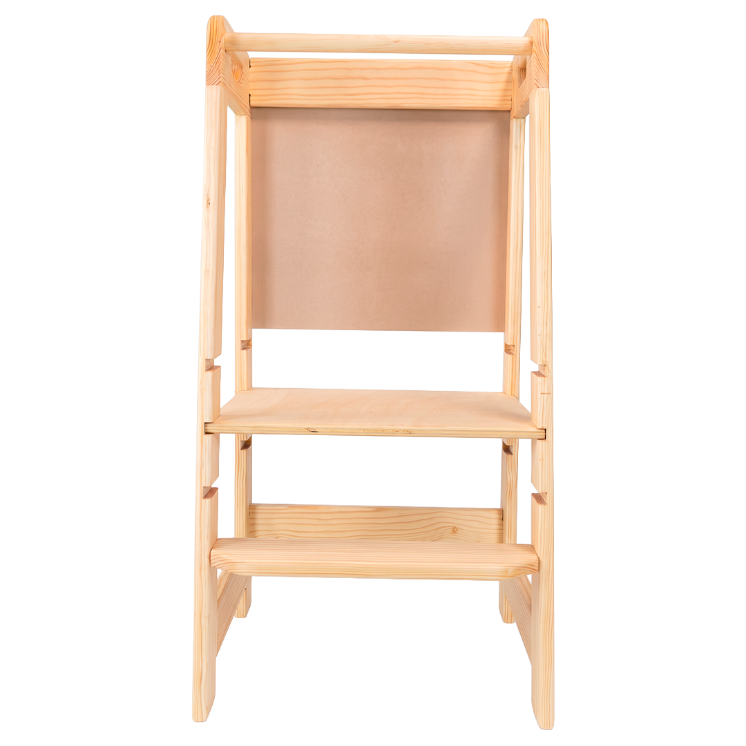 Estructura de torre de aprendizaje multinivel de madera resistente, fondo blanco