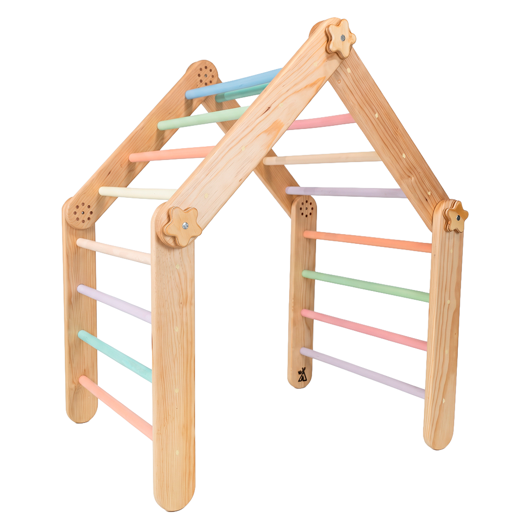 Vista en ángulo de triángulo Pikler Evolutivo de madera con peldaños de colores