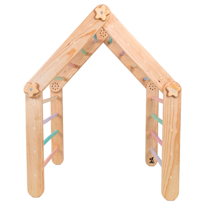 Vista frontal de triángulo Pikler Evolutivo de madera con peldaños de colores